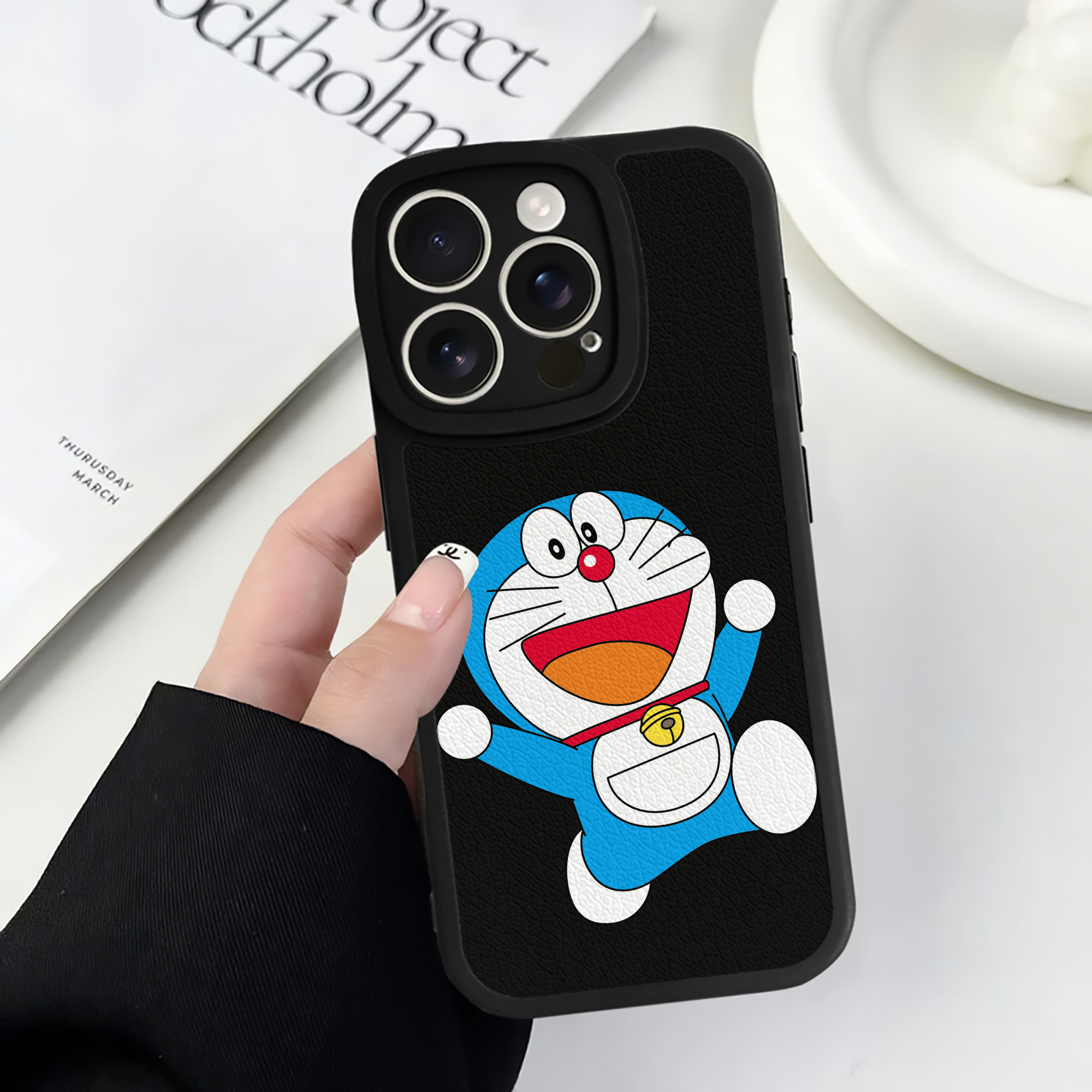 （画像用） ドラえもん Doraemon 【iPhone 16シリーズ対応】シリコンスマホケース（レザー調） 材質：シリコン